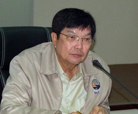Deputy Gov. Pornchai Kwansakul announces Chonburi’s participation in the Education Ministry’s anti-drug program.