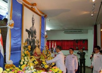 Gov. Khomsan Ekachai leads government officials and the public in paying homage to King Ramkhamhaeng.