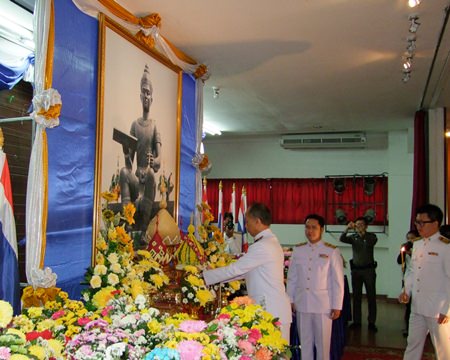 Gov. Khomsan Ekachai leads government officials and the public in paying homage to King Ramkhamhaeng.