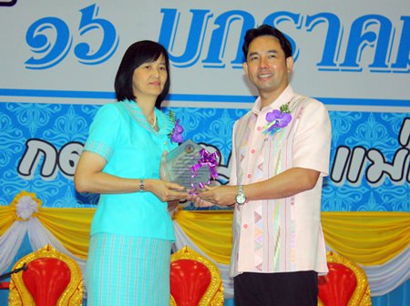 Mayor Itthiphol Kunplome (right) presents the Vice-Principal of the Year award to Yaowarat Rattanaliem from Pattaya School No. 3.