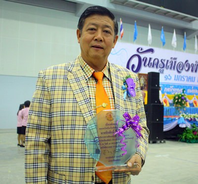 Pattaya School No. 11 Principal Jirasak Jitsom proudly displays his Principal of the Year award.