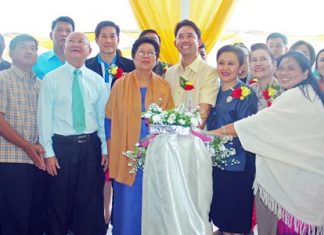 Mayor Itthiphol Kunplome (center) and Wannapa Wannasri (3rd right), along with honored guests and sponsors, unveil the new Wannasri Library at Pattaya School No. 11.