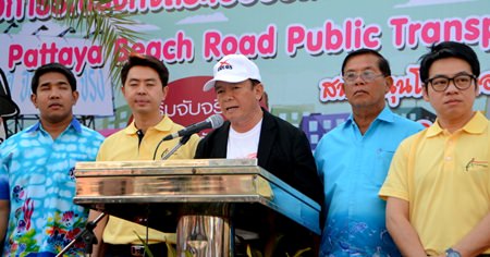 Banglamung District Chief Sakchai Taengho reaffirms the commitment of public officials to the Beach Road bus-stop system and traffic crackdown.