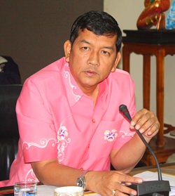Chonburi Permanent Secretary Chawalit Saeng-Uthai announces that Chonburi’s governor barred ferry operators from running trips after dark during the year-end holidays.