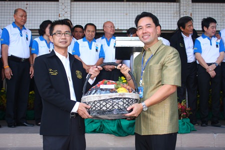 Pattaya City Manager Pakorn Sukonthachart (left), representing Pattaya officials and employees, gives a Happy New Year gift basket to Mayor Itthiphol Kunplome (right).