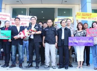 Pattaya Tour Guide Club president, Krittidet Suttichotipunya (3rd left, with flowers), along with a group of tour guides, file a complaint with DSI Deputy Director-General Phermphun Phungprasit (4th left), and DSI Eastern Operation Center Director Prawit Chaibuadaeng (5th left), regarding illegal foreign tour guides.