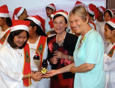 Toy and Nong Orm of the Orphanage then gave a memento of PCEC support to Chairman Pat.