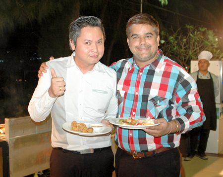 (L to R) Kamolphop Suksamarn (left), Sales Manager for Nova Platinum Hotel gives thumbs up to Tony Malhotra, President of Skål International Pattaya and East Thailand.