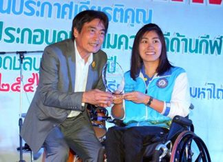 Ronakit Ekasingh, deputy mayor of Pattaya city (left), presents the Outstanding Sportsperson award to badminton player Sujirat Pukkhum.