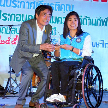 Ronakit Ekasingh, deputy mayor of Pattaya city (left), presents the Outstanding Sportsperson award to badminton player Sujirat Pukkhum.