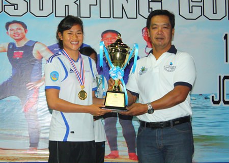 Pattaya city advisor Suchart Khunjeng (right) presents the RS:X Women winner’s trophy to Sarocha Phumphai.