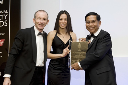 Nithipat Tongpun (right), Executive Director of CBRE Thailand, receives the World’s Best Property Consultancy Marketing award during the International Property Awards held at the Grosvenor House Hotel in London.