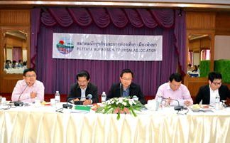 (L to R) Auttaphol Wannakij, Deputy Mayor Verawat Khakhay, Sa-nga Kitsamret, PBTA President Sinchai Wattanasartsathorn, Banglamung District Chief Sakchai Taengho, and city council members Rattanachai Suthidechanai and Banjong Banthoonprayuk discuss ways to stimulate the economy.