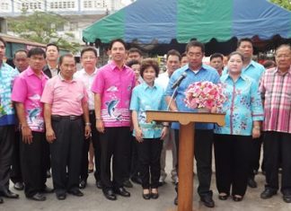 Former Culture Minister Sonthaya Kunplome presides over the Soi 5 Thunwa Community’s garment center opening.
