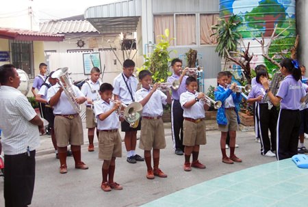The band plays the national anthem.