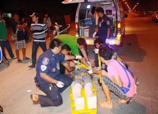 Sattahip police seek hit-and-run driver Rescue workers tend to the victim in the middle of Sukhumvit Highway.