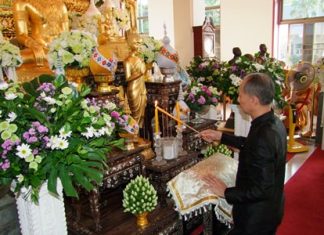 Chonburi Gov. Khomsan Ekachai lights candles and incense to mark 100 days since the passing of the Supreme Patriarch.