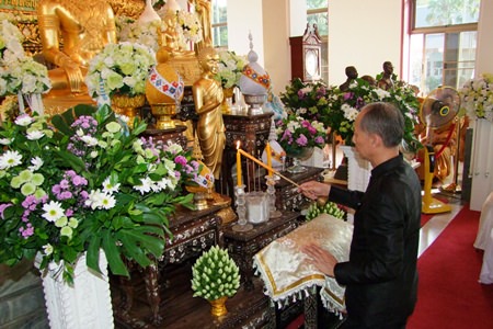Chonburi Gov. Khomsan Ekachai lights candles and incense to mark 100 days since the passing of the Supreme Patriarch.