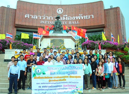 Muan Laopithakyothin (center), president of the Donman Sub-district in Nakhon Ratchasima, leads his employees on a visit to Pattaya City Hall.