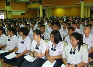 Over 700 Chonburi high school students are given tips on how to cope with problems and avoid drugs at a Chonburi-sponsored seminar.