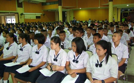 Over 700 Chonburi high school students are given tips on how to cope with problems and avoid drugs at a Chonburi-sponsored seminar.