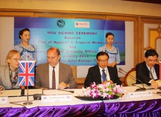 Officials from Thailand’s National Health Security Office sign an accord with officials from the London School of Hygiene and Tropical Medicine.