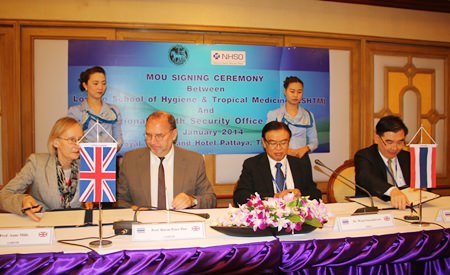 Officials from Thailand’s National Health Security Office sign an accord with officials from the London School of Hygiene and Tropical Medicine.
