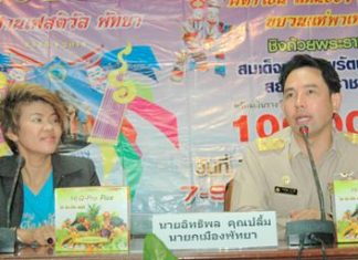 Chanthiman Srirphosasuk (left), head of the Isaan Association of Pattaya and Mayor Itthiphol Kunplome (right) announce activities for the Issan Festival 2014 March 7-9.