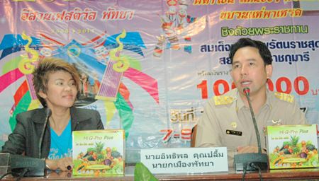 Chanthiman Srirphosasuk (left), head of the Isaan Association of Pattaya and Mayor Itthiphol Kunplome (right) announce activities for the Issan Festival 2014 March 7-9.