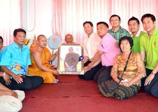 Mayor Itthiphol Kunplome and city councilors present a Phra Khru Vibun Dhammakit image to Punya Rattanaporn, abbot of Wat Chaimongkol Royal Temple inside the new community office.