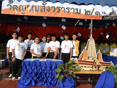 Wat Yansangwararam students show off their display.