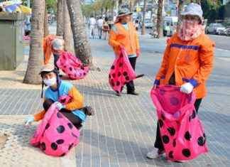Pattaya’s hard working “orange team” can now collect garbage from the Beach Road Promenade using unique pink garbage bags.