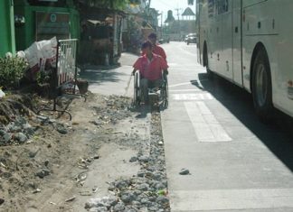 Slow construction of a special lane for disabled residents near the Redemptorist Vocational School for Persons with Disabilities is not only causing hardship for wheelchair-bound students, but also has become increasingly dangerous.