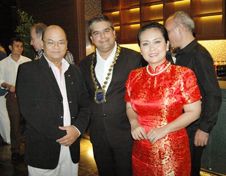 (L to R) Chonlatee Nakamadee, guru of the dusitD2 baraquda Pattaya, Tony Malhotra, President of Skål Pattaya and East Thailand and Rungratree Thongsai.