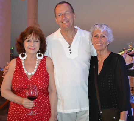 (L to R) Elfi Seitz of the Pattaya Blatt has a nice visit with her friends Peter and Erika Strehlau.