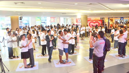 26 Thai couples set a Guinness world record for longest hug at Ripley’s Pattaya Valentine’s Day contest.