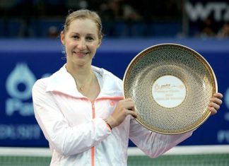 Ekaterina Makarova poses with the winner’s trophy following her victory in the singles final at the 2014 PTT Pattaya Open, Sunday, Feb. 2. (Photo courtesy PTT Pattaya Open)