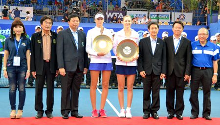 Ekaterina Makarova and Karolina Pliskova pose with Thai tennis tournament officials, deputy mayor Ronakit Ekasingh (2nd left) and Chatchawal Supachayanont, General Manager of the Dusit Thani Pattaya (far right), at the conclusion of the trophy presentation ceremony.