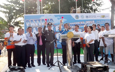 Sonthaya Kunplome, Minister of Culture, with Pol. Col. Suphachai Phuikaewkhum, superintendent of Pattaya station, sound air-horns to release the boats at the starting line.