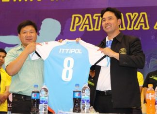 Nipitchon Ketpongpat, president of Pattaya Arena Futsal Club (left) presents a Pattaya Arena jersey to mayor Ittipol Kunplome at the press conference to launch the new Futsal team, held Tuesday, Feb. 18 at the Indoor stadium in Soi Chaiyapruek 2.
