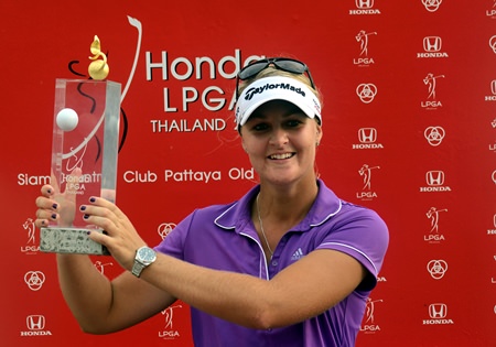 Sweden’s Anna Nordqvist holds up the champion’s trophy after winning the 2014 Honda LPGA Thailand tournament at Siam Country Club, Sunday, Feb. 23.