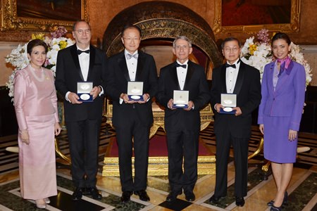 Petchpring Sarasin (left), THAI Vice President, Corporate Public Relations, congratulated Professor Peter Piot (second from left), from Belgium, Director of the London School of Hygiene and Tropical Medicine, the United Kingdom and Former Executive Director of UNAIDS, Dr. Jim Yong Kim (third from left), from the United States of America, Former Director of the WHO’s HIV/AIDS Department, Dr. Anthony Fauci (fourth from left), from the United States of America, Director of the National Institute of Allergy and Infectious Diseases (NIAID), National Institute of Health, and Professor Dr. David D. Ho (fifth from left), from the United States of America, Director and CEO of the Aaron Diamond AIDS Research Center.