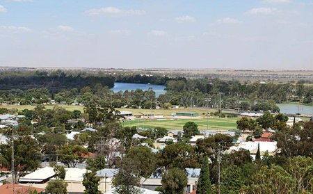 The Murray River and the football ground at Berri. (Photo: Mattinbgn)