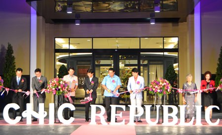 Invited dignitaries cut the ribbon to open Pattaya’s first Chic Republic store.