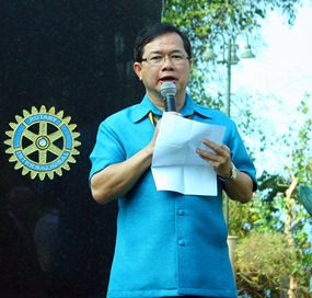 Father Michael Picharn Jaiseri, president of the Rotary Club of Pattaya welcomes Rotarians and guests.