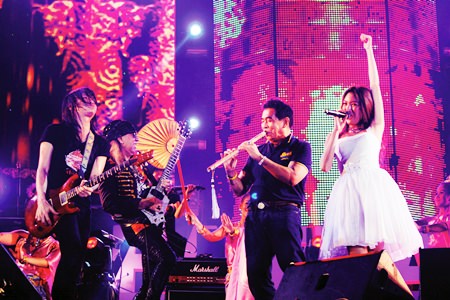 Thank you Pattaya! (From left to right) Pee Saderd, Kitti Guitarpuen, Thanit Sriklindee and Pancake perform the final song at the closing of the Pattaya Music Festival 2014. Despite dropping the “International” from its name, the 2014 Pattaya Music Festival brought tens of thousands to Pattaya for standing-room only concerts on six beachfront stages.