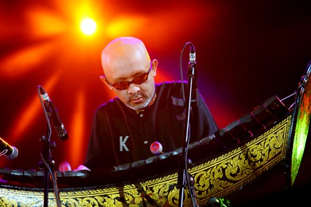 Khun-In, playing alto-xylophone, mixed the aesthetics of Thai music with international sounds to the simultaneous release of fireworks during the opening.