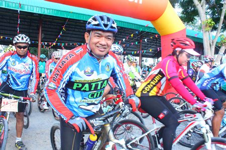 City Councilman Manoj Nongyai leads Pattaya Bicycle Club members out onto the course.