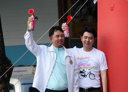 Mayor Itthiphol Kunplome and former MP Poramet Ngampichet sound their horns to signal the release of participants.