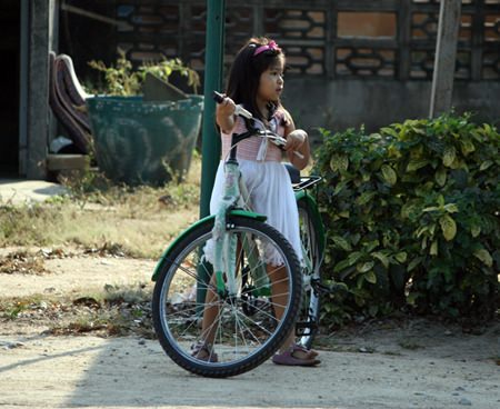 The little one along the route is wondering what all the fuss is about.